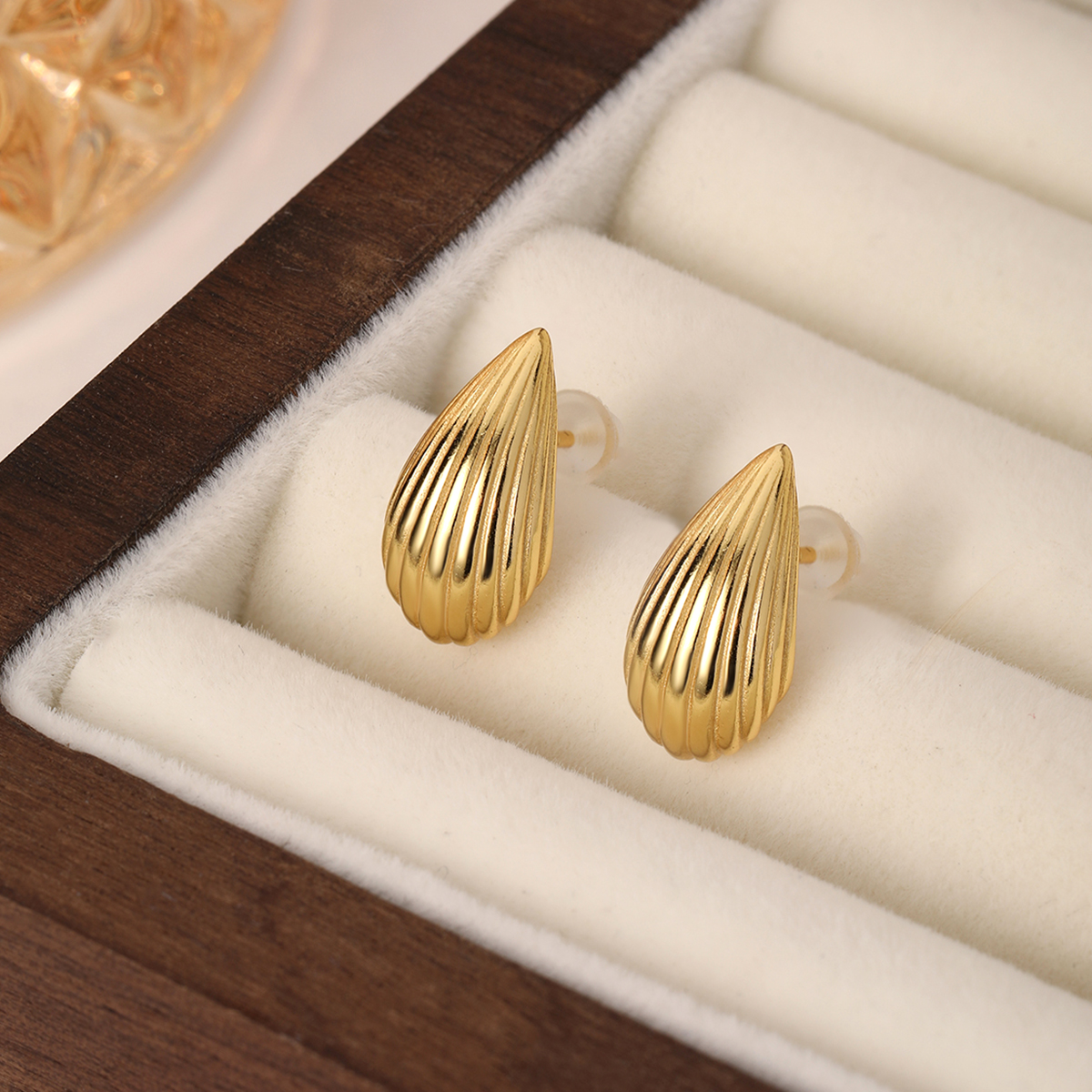 1 Pair Simple Style Shell Sterling Silver Gold Plated Ear Studs display picture 2