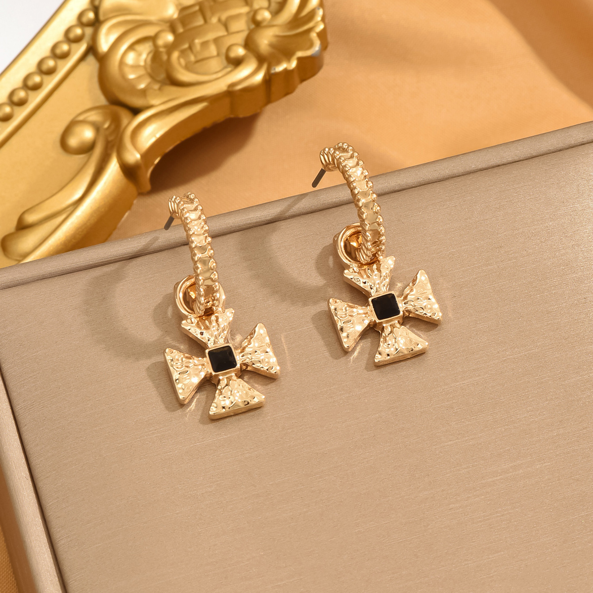 1 Pair Glam Baroque Style Cross Inlay Alloy Zinc Rhinestones Drop Earrings display picture 3