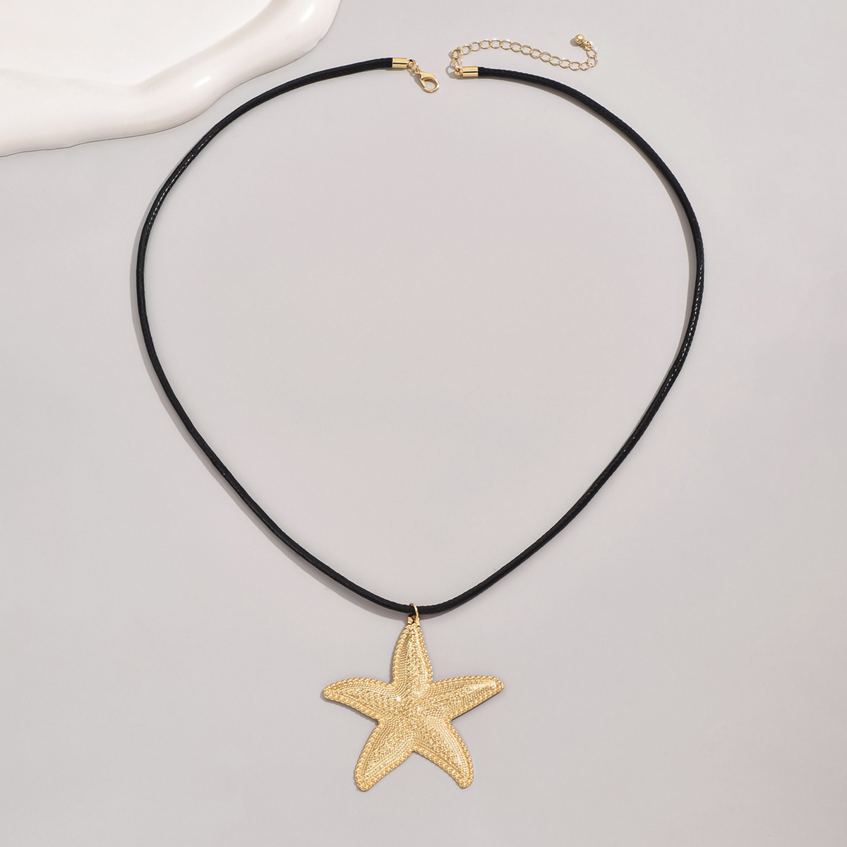 Wholesale Jewelry Exaggerated Beach Starfish Leather Rope Iron Pendant Necklace display picture 4