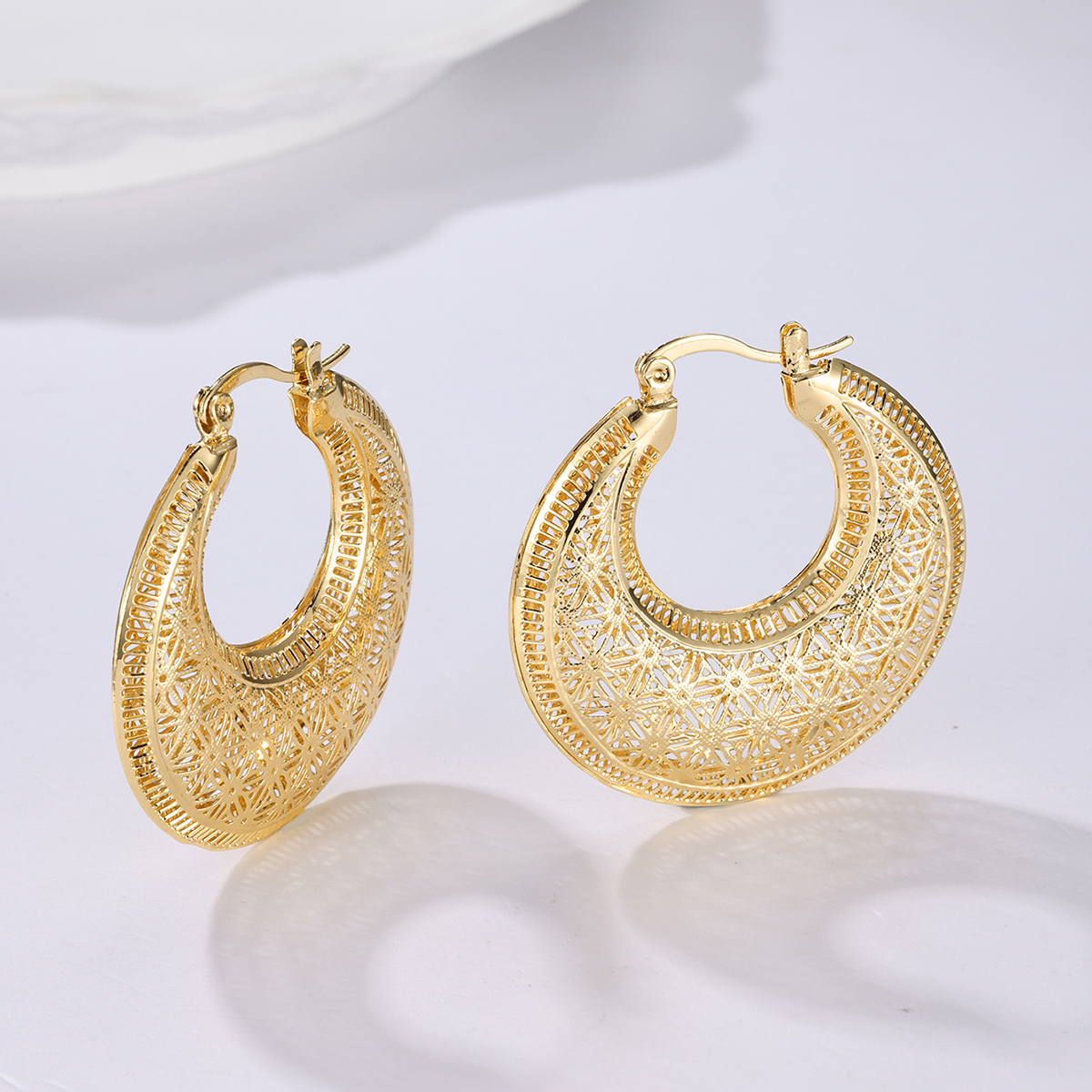 1 Pair IG Style Geometric Plating Hollow Out Iron 18K Gold Plated Earrings display picture 2