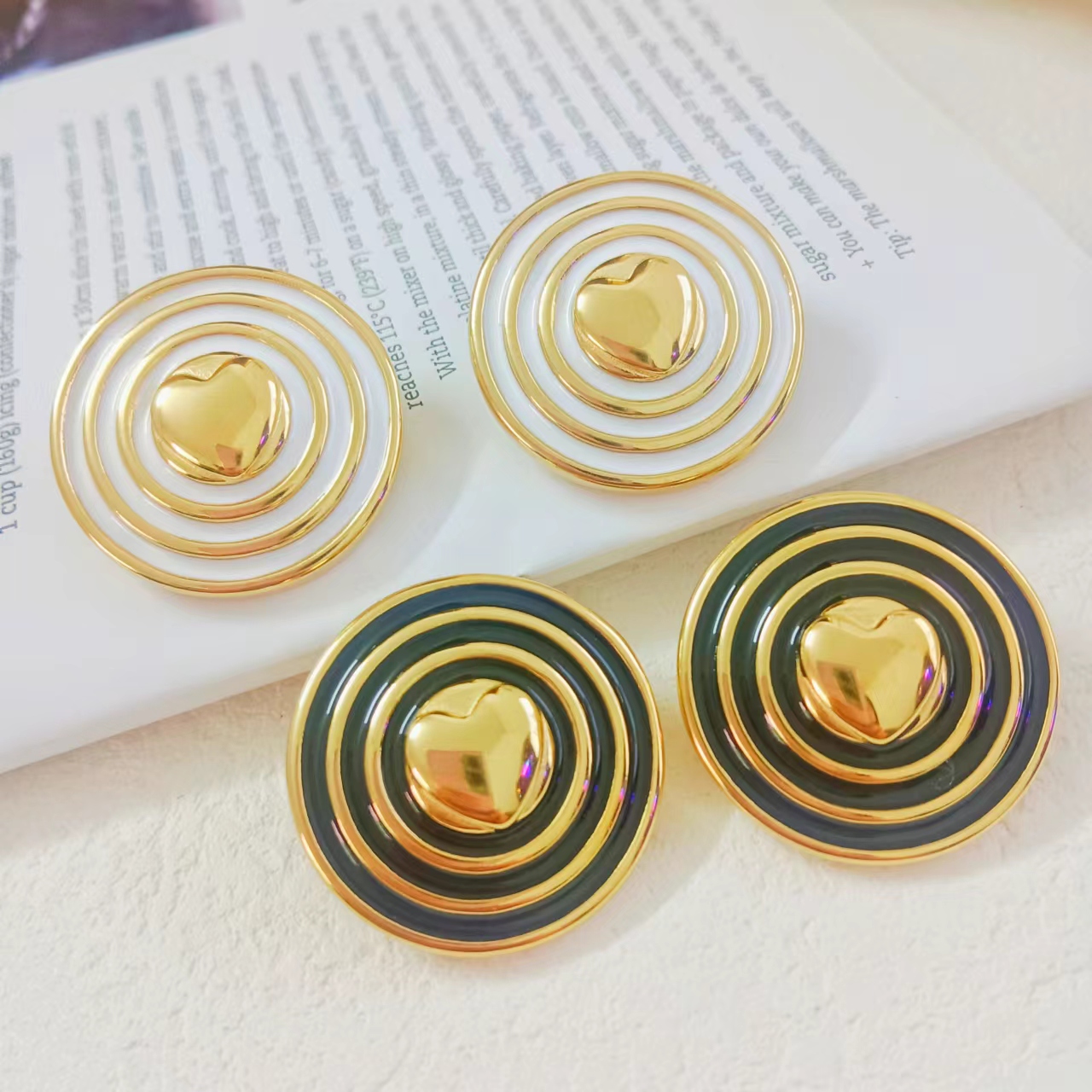 1 Pair Simple Style Circle Heart Shape Enamel Stainless Steel 18K Gold Plated Ear Studs display picture 4