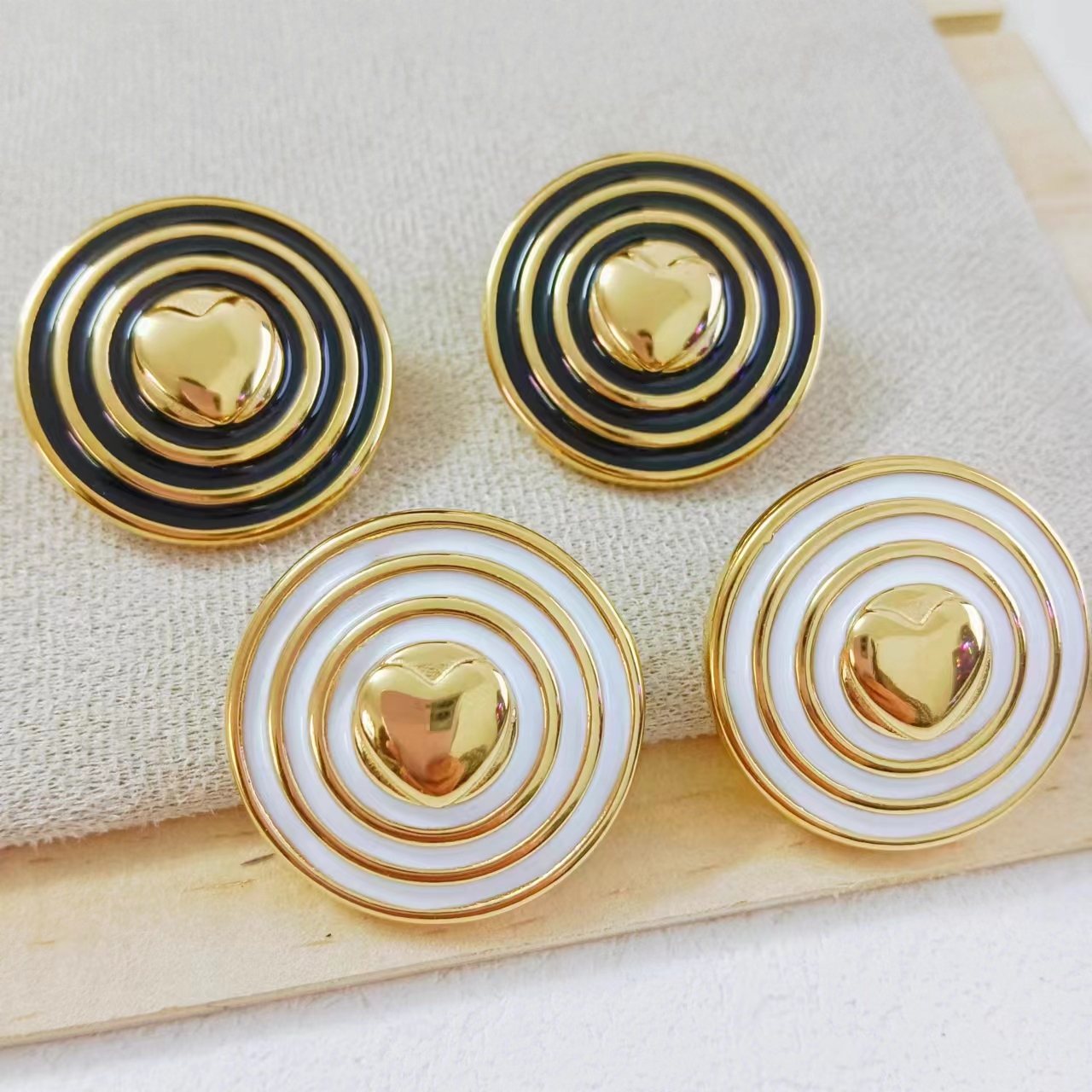 1 Pair Simple Style Circle Heart Shape Enamel Stainless Steel 18K Gold Plated Ear Studs display picture 5