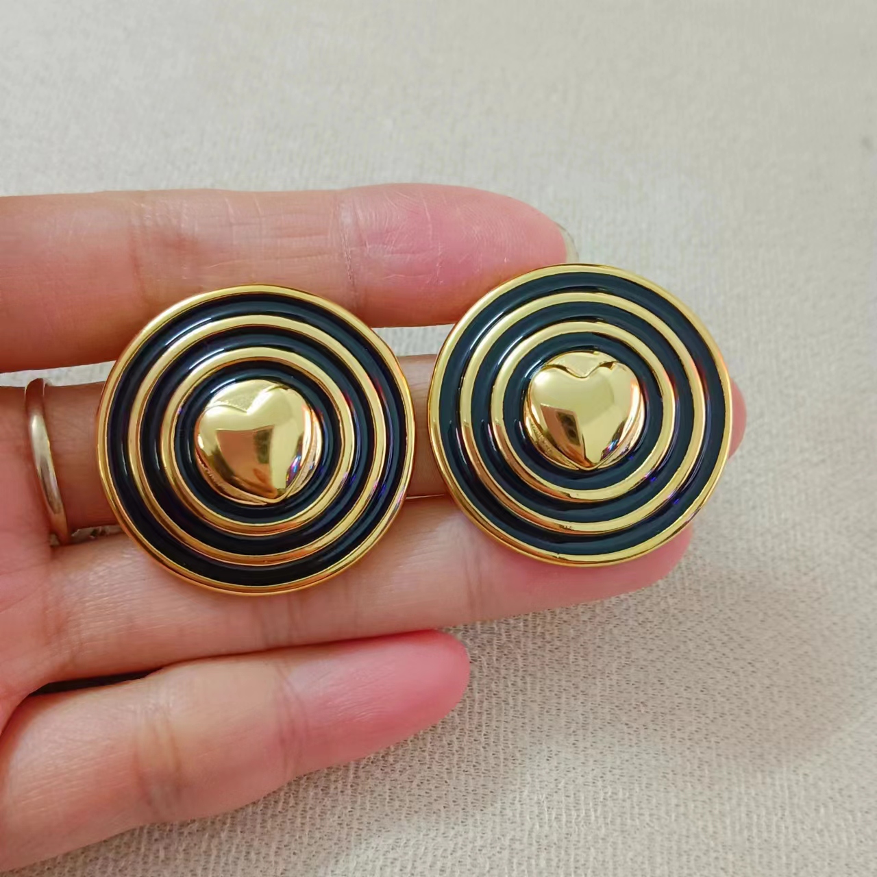 1 Pair Simple Style Circle Heart Shape Enamel Stainless Steel 18K Gold Plated Ear Studs display picture 2