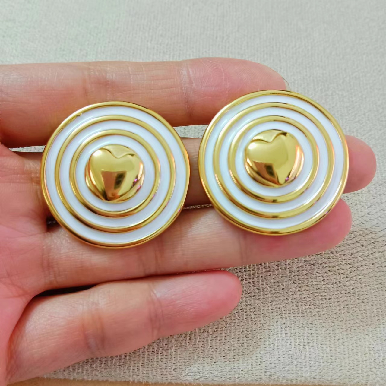 1 Pair Simple Style Circle Heart Shape Enamel Stainless Steel 18K Gold Plated Ear Studs display picture 3