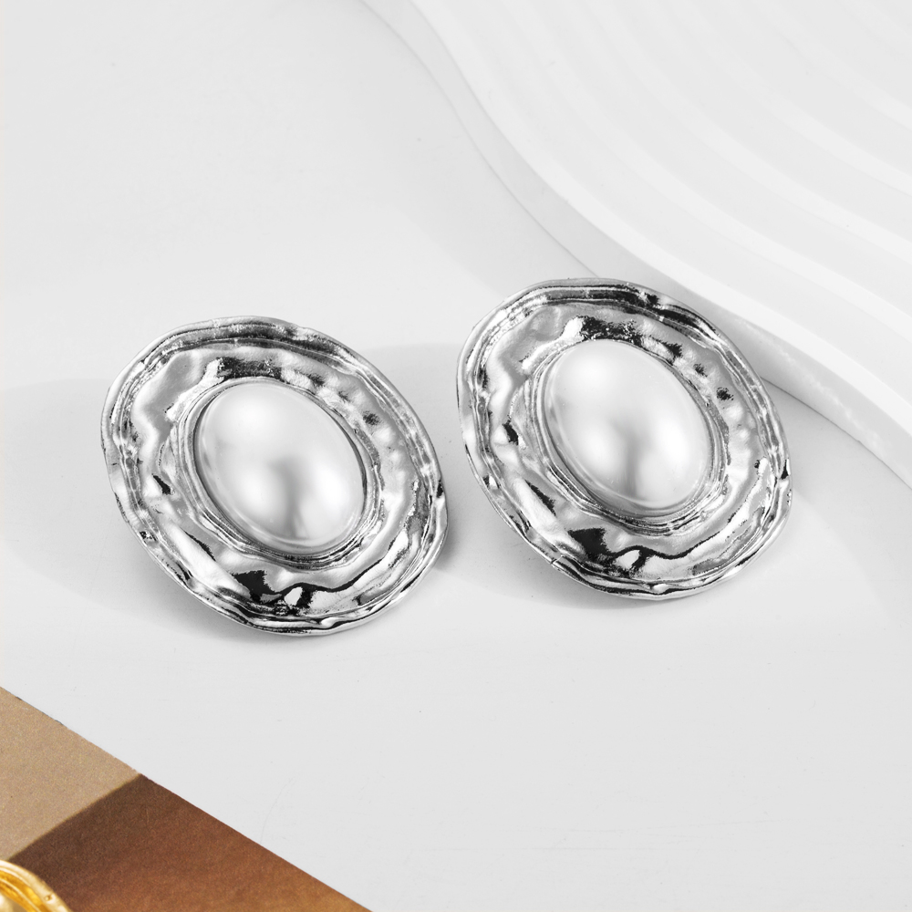 1 Pair Elegant Luxurious Oval Inlay Carving Alloy Pearl Gold Plated Silver Plated Ear Studs display picture 4