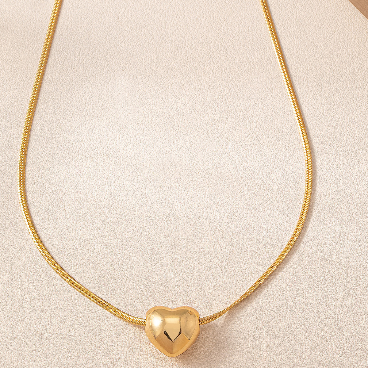 Sweet Simple Style Heart Shape Plastic Copper Alloy Women's Necklace display picture 2