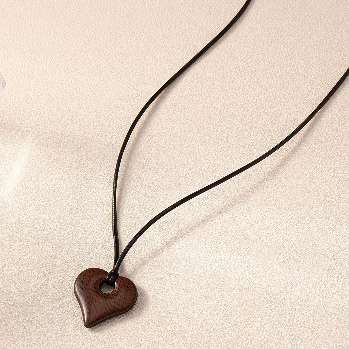Retro Classic Style Commute Heart Shape Wood Acrylic Women's Pendant Necklace display picture 1