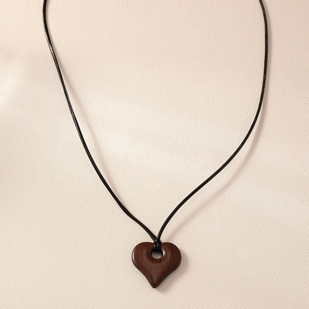 Retro Classic Style Commute Heart Shape Wood Acrylic Women's Pendant Necklace display picture 2
