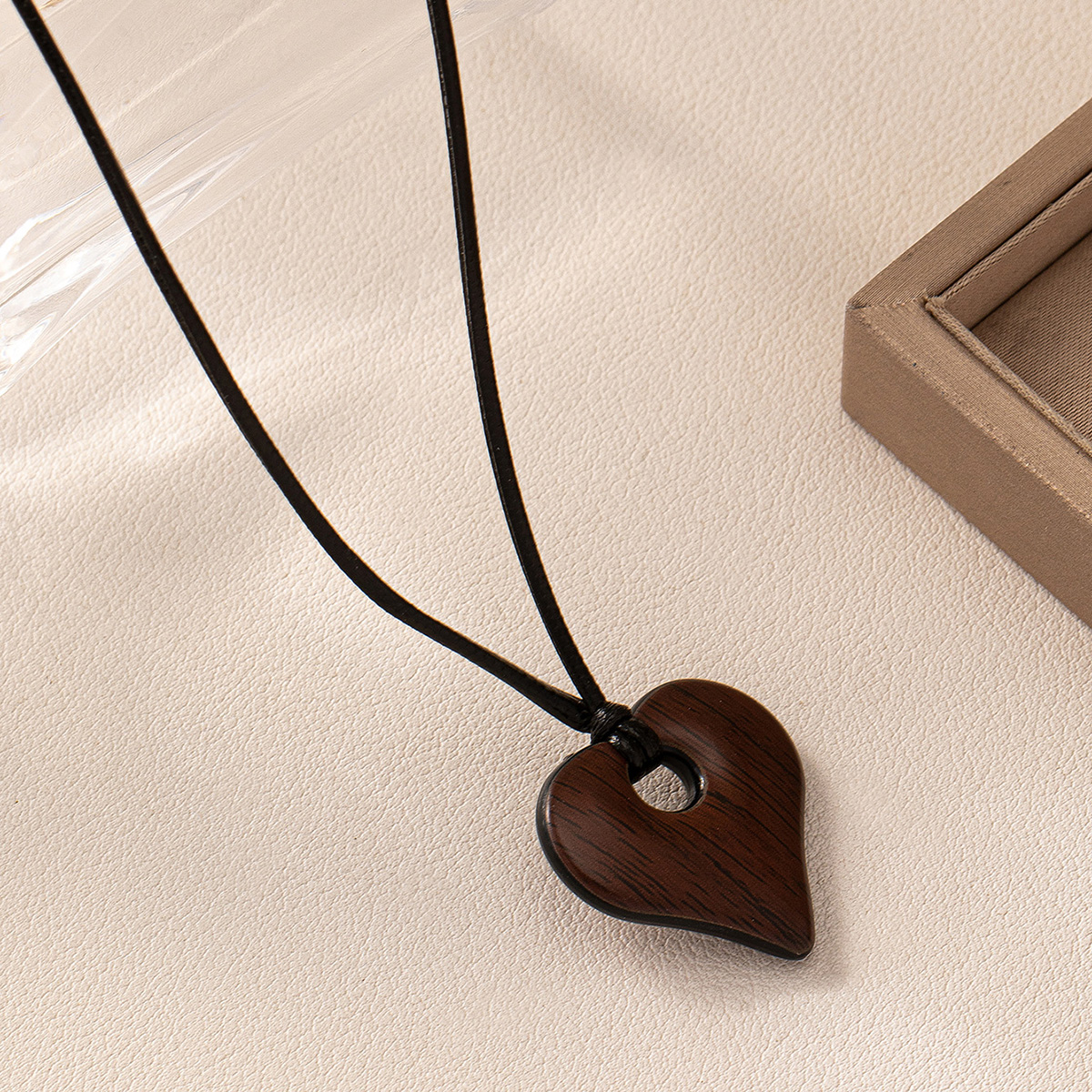 Retro Classic Style Commute Heart Shape Wood Acrylic Women's Pendant Necklace display picture 4