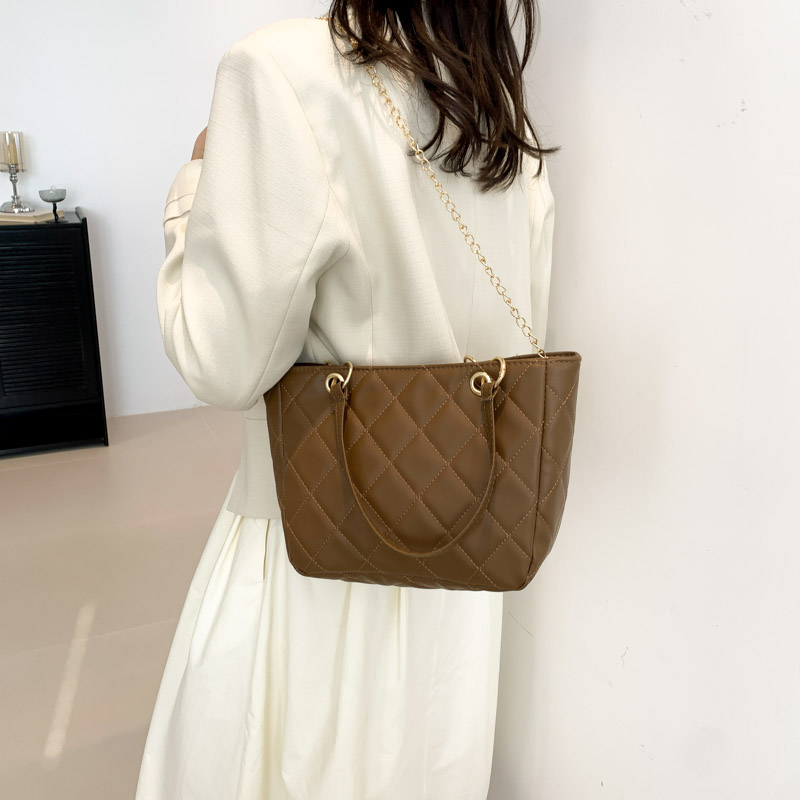 Women's Pu Leather Lingge Basic Zipper Shoulder Bag Tote Bag display picture 2