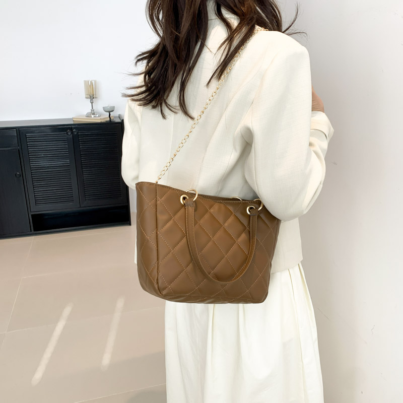 Women's Pu Leather Lingge Basic Zipper Shoulder Bag Tote Bag display picture 8