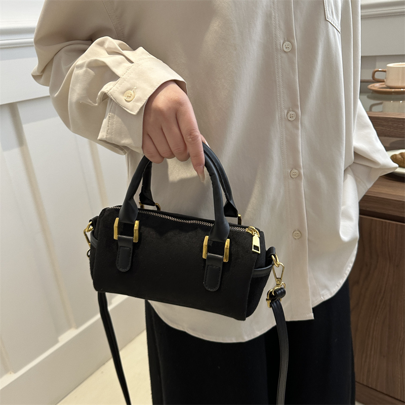 Women's Suede Solid Color Vintage Style Zipper Shoulder Bag display picture 14