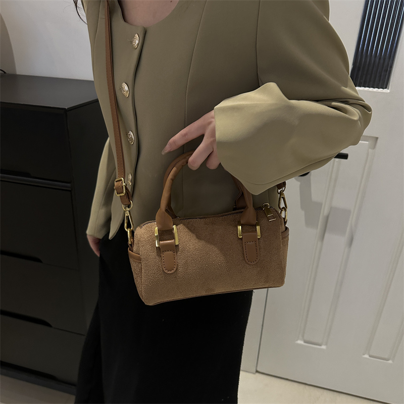 Women's Suede Solid Color Vintage Style Zipper Shoulder Bag display picture 9