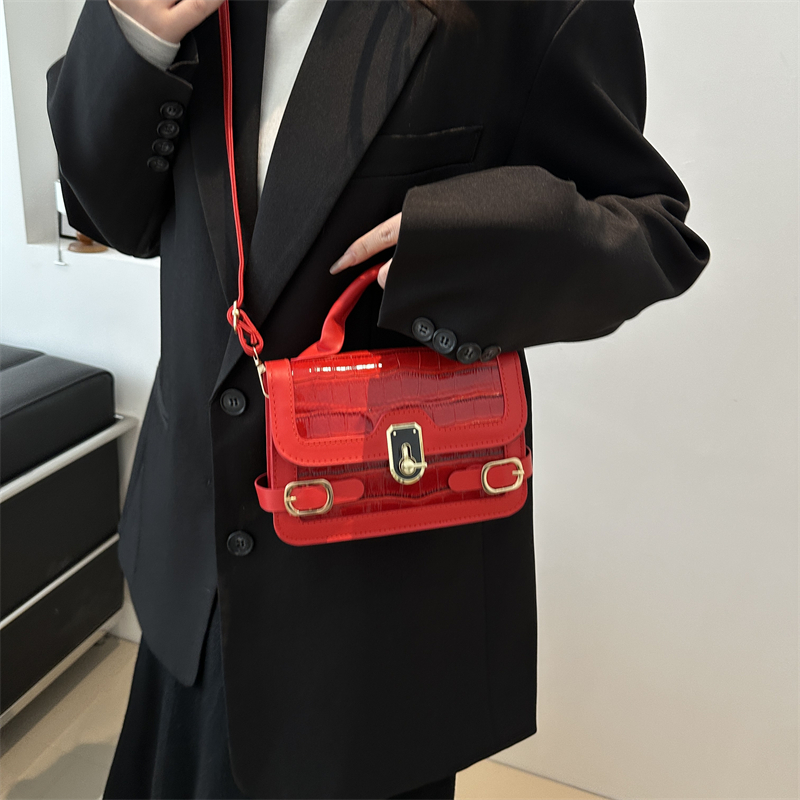 Women's Pu Leather Solid Color Elegant Flip Cover Handbag display picture 3