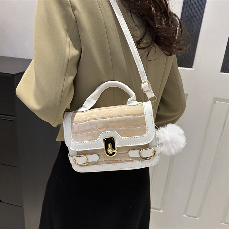 Women's Pu Leather Solid Color Elegant Flip Cover Handbag display picture 1