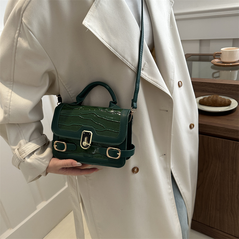 Women's Pu Leather Solid Color Elegant Flip Cover Handbag display picture 10