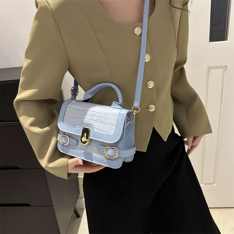Women's Pu Leather Solid Color Elegant Flip Cover Handbag display picture 5
