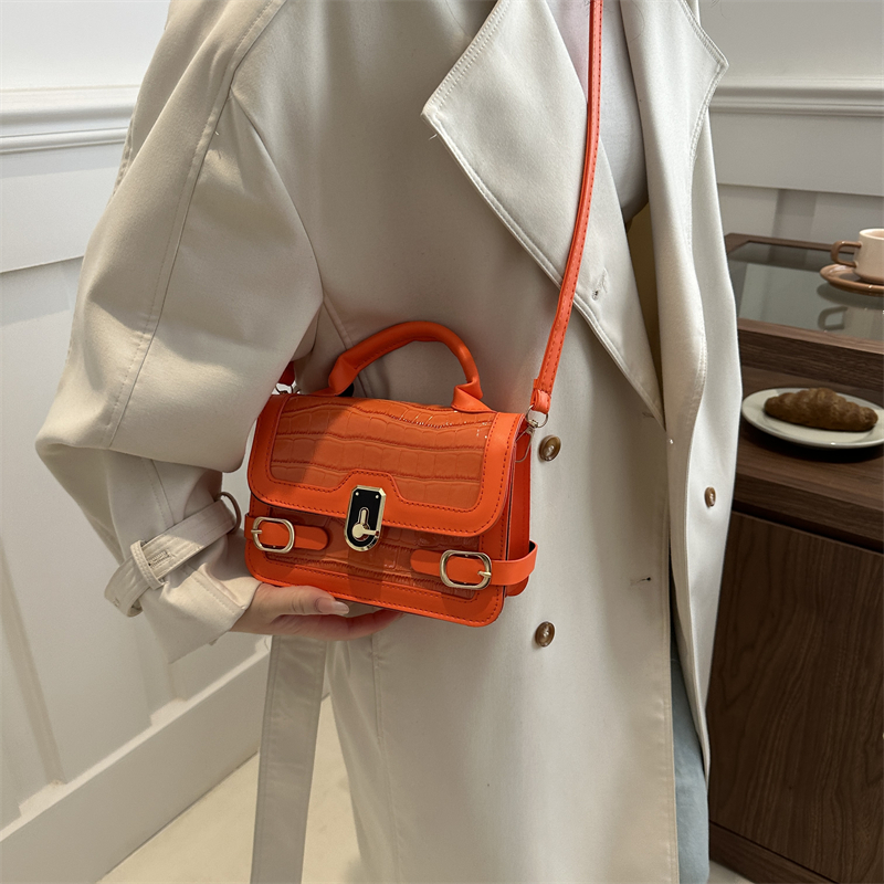 Women's Pu Leather Solid Color Elegant Flip Cover Handbag display picture 6