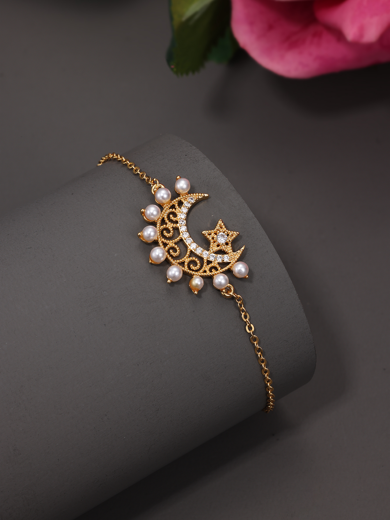 Kupfer 18 Karat Vergoldet Elegant Retro Stern Mond Inlay Künstliche Perlen Zirkon Armbänder display picture 4