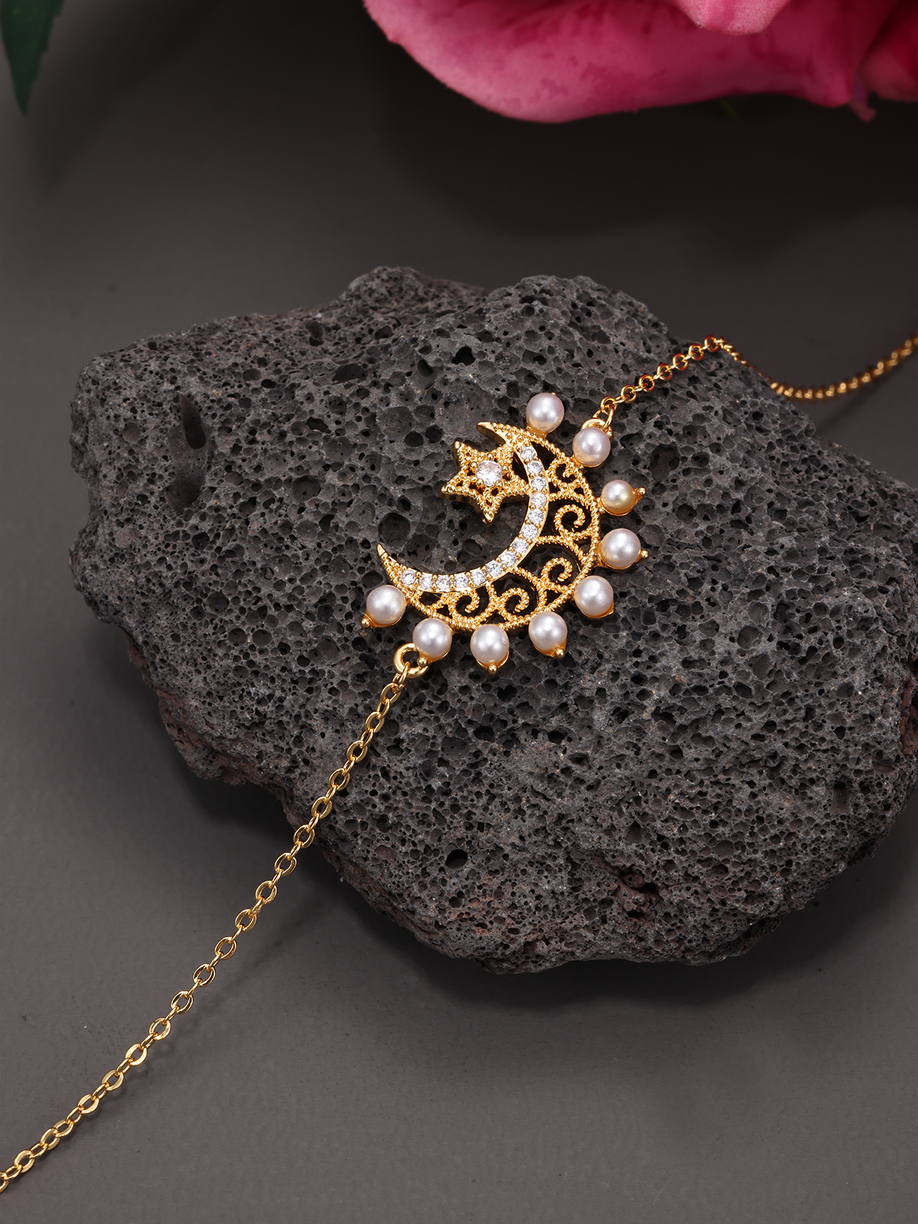 Cobre Chapados en oro de 18k Elegante Retro Estrella Luna Embutido Perlas Artificiales Circón Pulsera display picture 3
