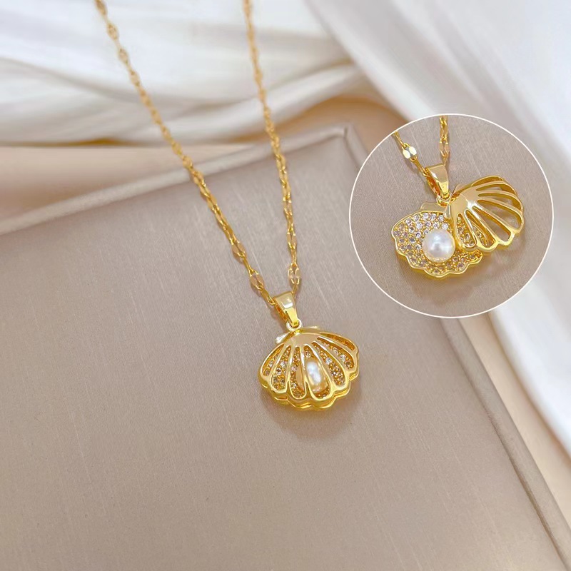 304 Stainless Steel 18K Gold Plated Elegant Simple Style Inlay Shell Artificial Rhinestones Plastic Pendant Necklace display picture 3
