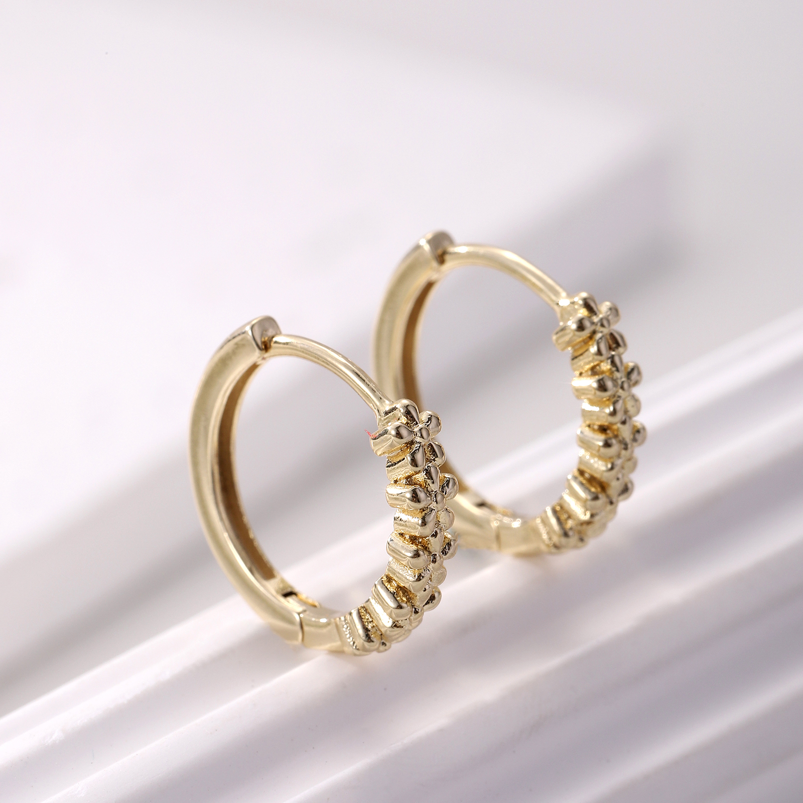 1 Pair Elegant Simple Style Flower Copper K Gold Plated White Gold Plated Hoop Earrings display picture 2