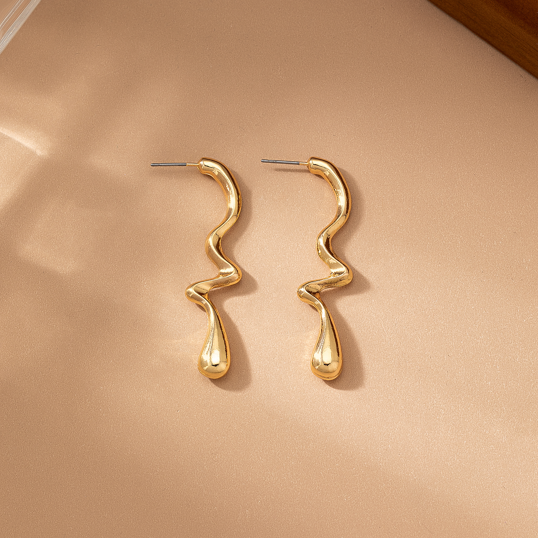 1 Pair Elegant Simple Style Irregular Lines Alloy 14K Gold Plated Ear Studs display picture 4