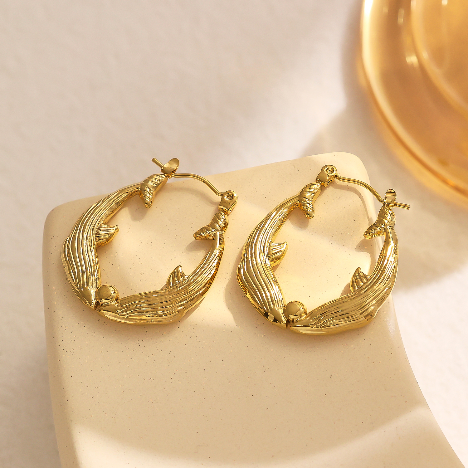 1 Pair Retro Simple Style Dolphin Fish Plating Titanium Steel 18K Gold Plated Hoop Earrings display picture 4