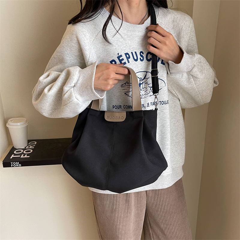 Women's Canvas Solid Color Classic Style Sewing Thread Square Zipper Handbag display picture 19