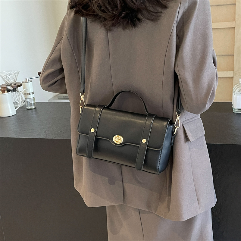 Women's Pu Leather Solid Color Classic Style Sewing Thread Flip Cover Handbag display picture 6