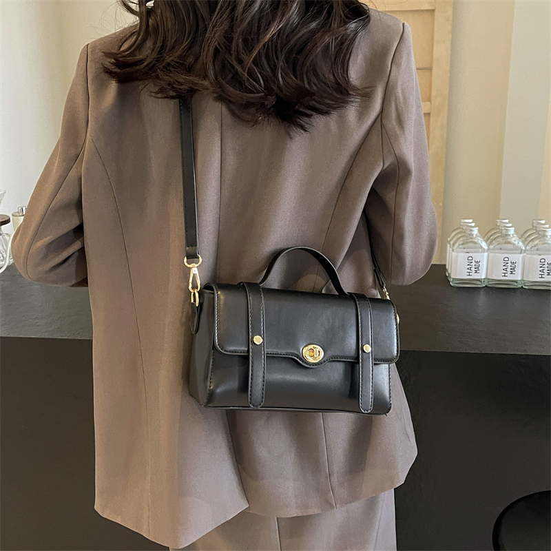 Women's Pu Leather Solid Color Classic Style Sewing Thread Flip Cover Handbag display picture 12