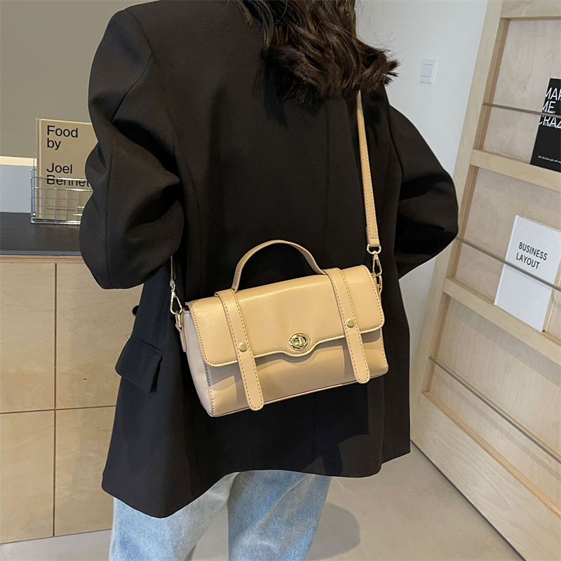 Women's Pu Leather Solid Color Classic Style Sewing Thread Flip Cover Handbag display picture 15