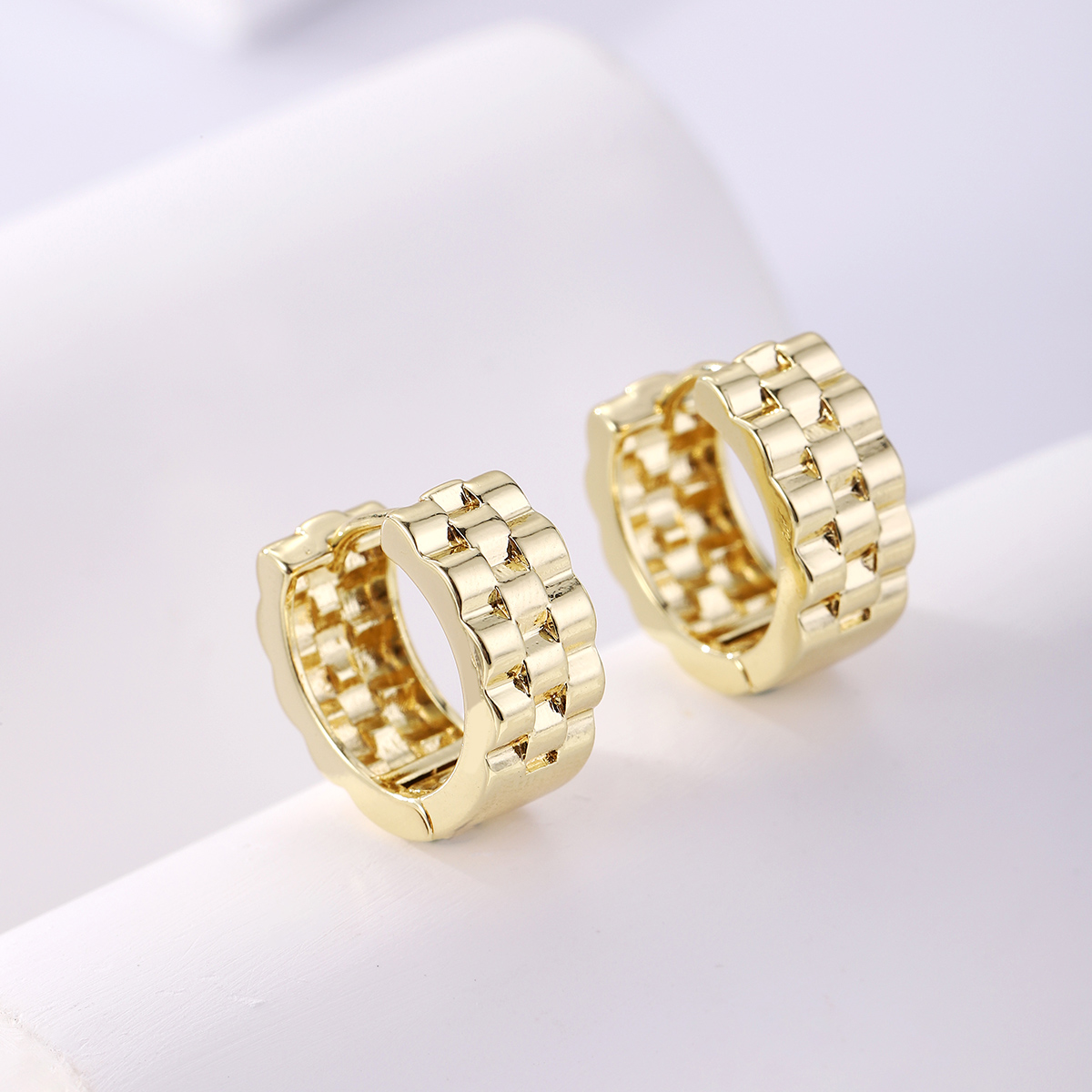 1 Pair Elegant Solid Color Geometric Copper K Gold Plated Hoop Earrings display picture 2