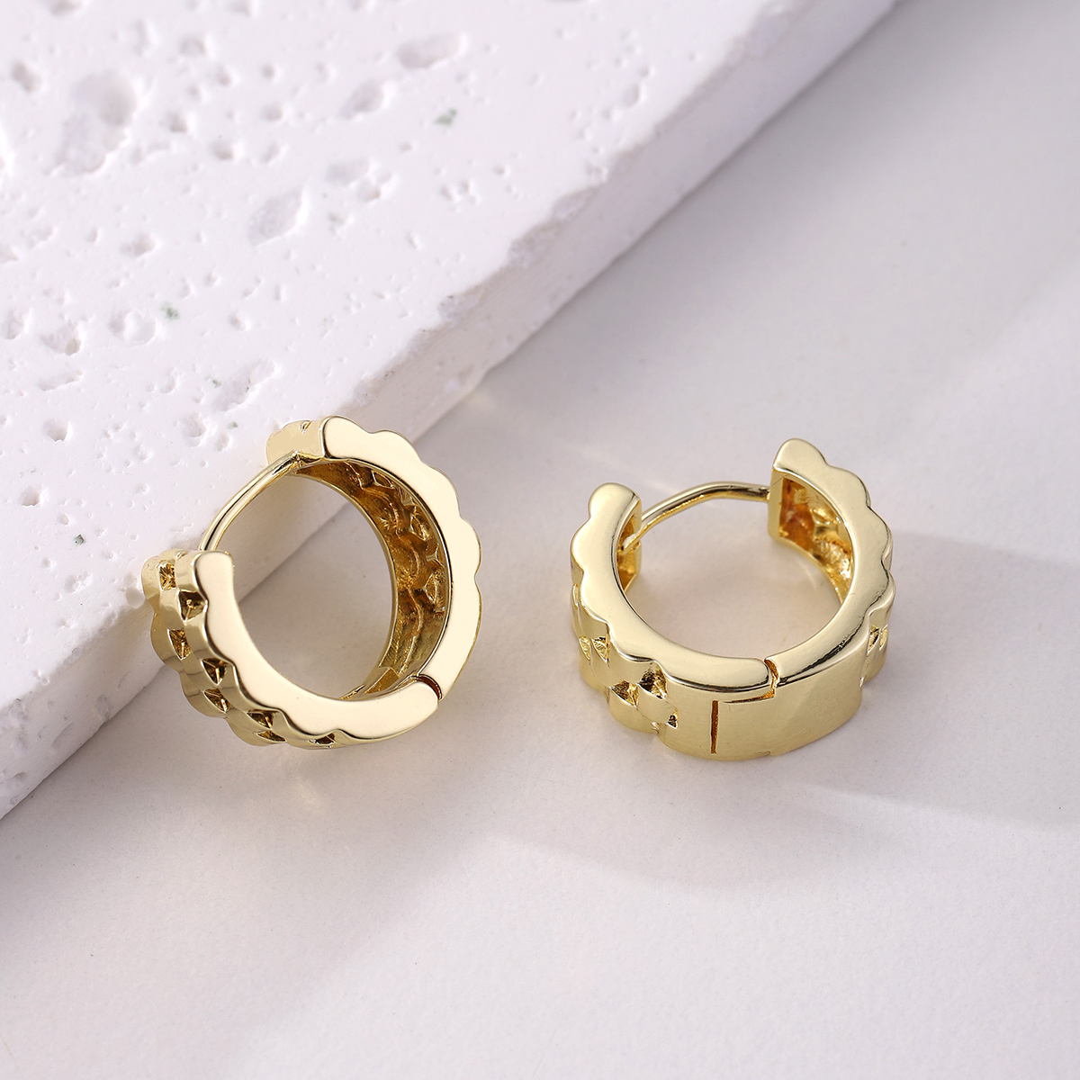 1 Pair Elegant Solid Color Geometric Copper K Gold Plated Hoop Earrings display picture 4