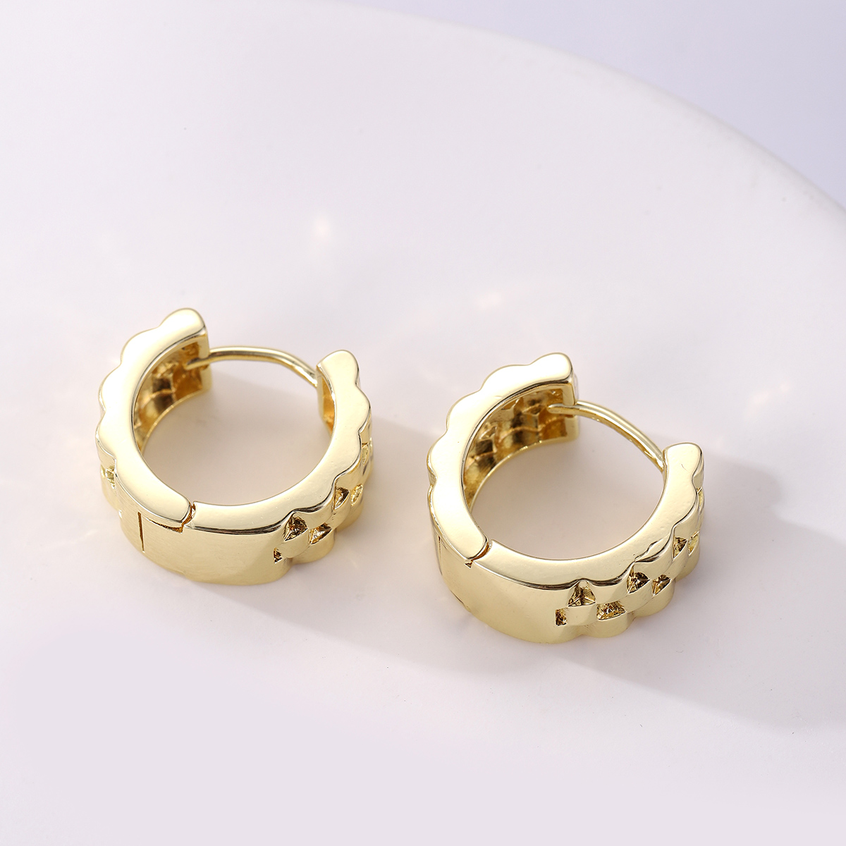 1 Pair Elegant Solid Color Geometric Copper K Gold Plated Hoop Earrings display picture 5