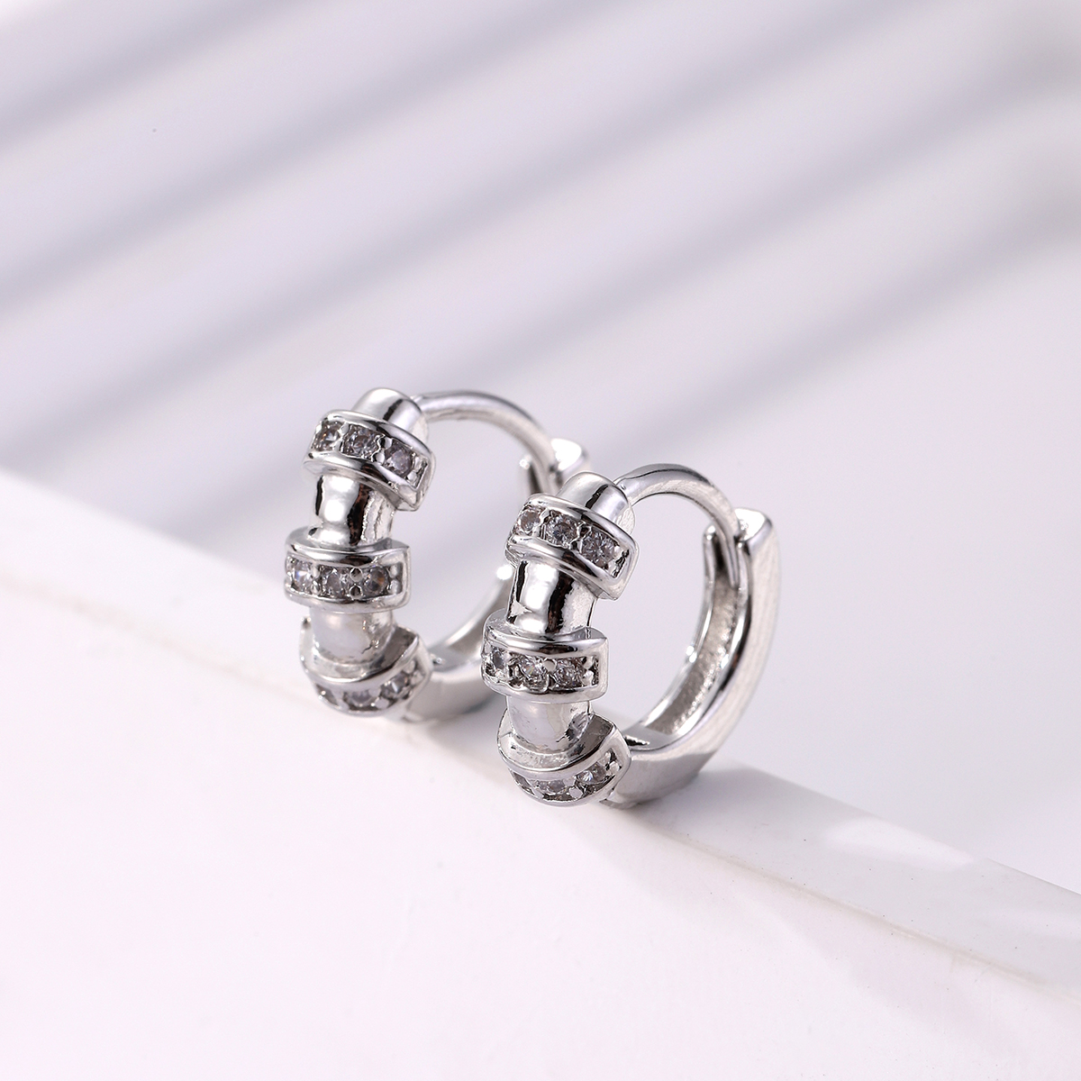 1 Pair Elegant Simple Style Round Copper Zircon Silver Plated Hoop Earrings display picture 4