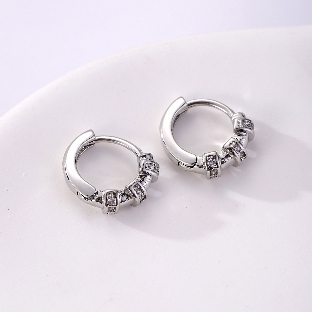 1 Pair Elegant Simple Style Round Copper Zircon Silver Plated Hoop Earrings display picture 1