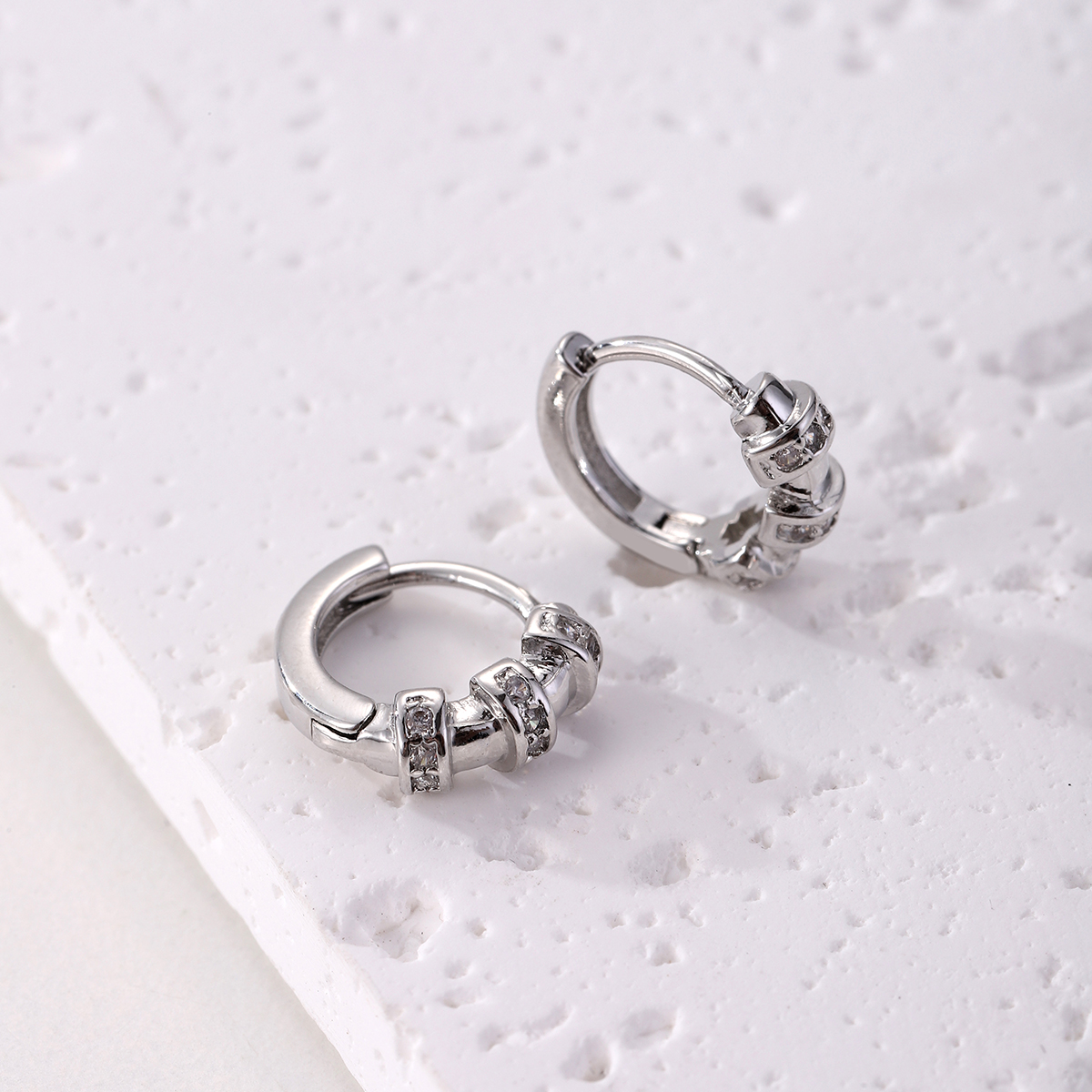 1 Pair Elegant Simple Style Round Copper Zircon Silver Plated Hoop Earrings display picture 3