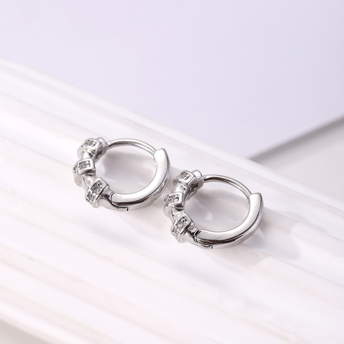 1 Pair Elegant Simple Style Round Copper Zircon Silver Plated Hoop Earrings display picture 2