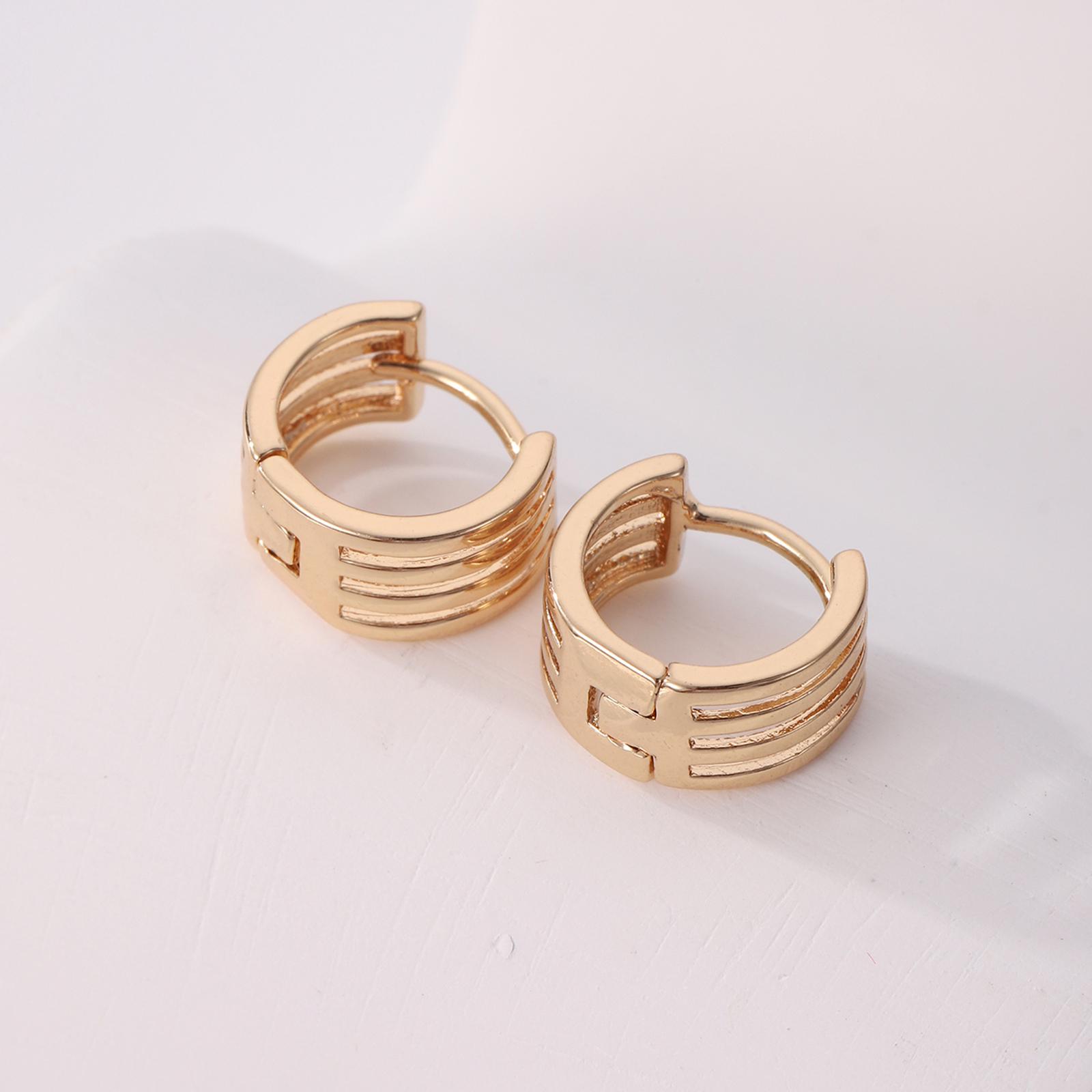 1 Pair Elegant Solid Color Stripe Copper K Gold Plated Silver Plated Hoop Earrings display picture 4