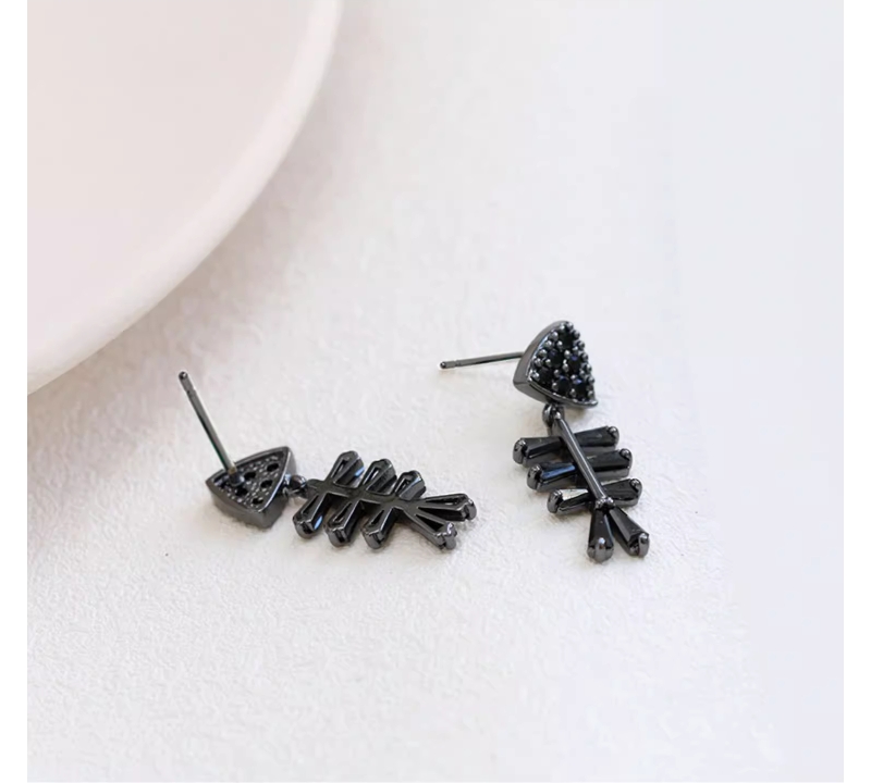 1 Pair Simple Style Fish Plating Inlay Copper Zircon Ear Studs display picture 1