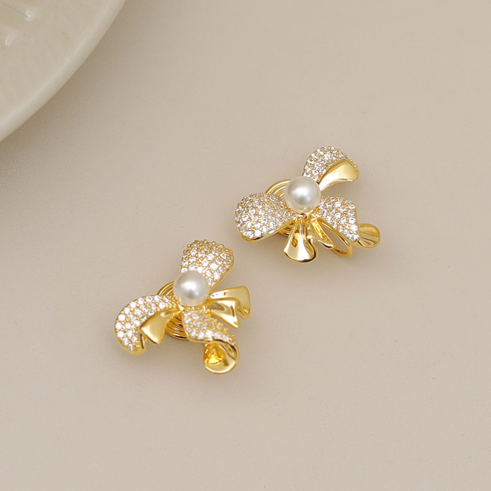 1 Pair Casual Business British Style Bow Knot Inlay Copper Pearl Zircon 18K Gold Plated Ear Cuffs display picture 4