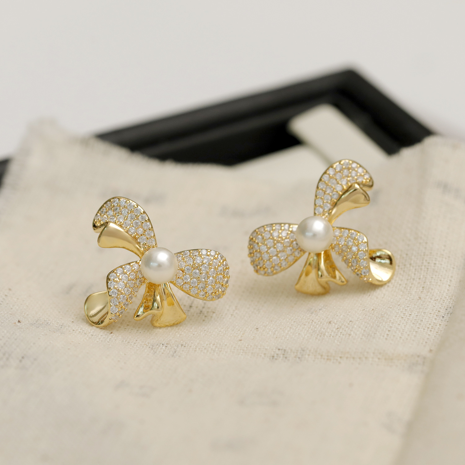 1 Pair Casual Business British Style Bow Knot Inlay Copper Pearl Zircon 18K Gold Plated Ear Cuffs display picture 2