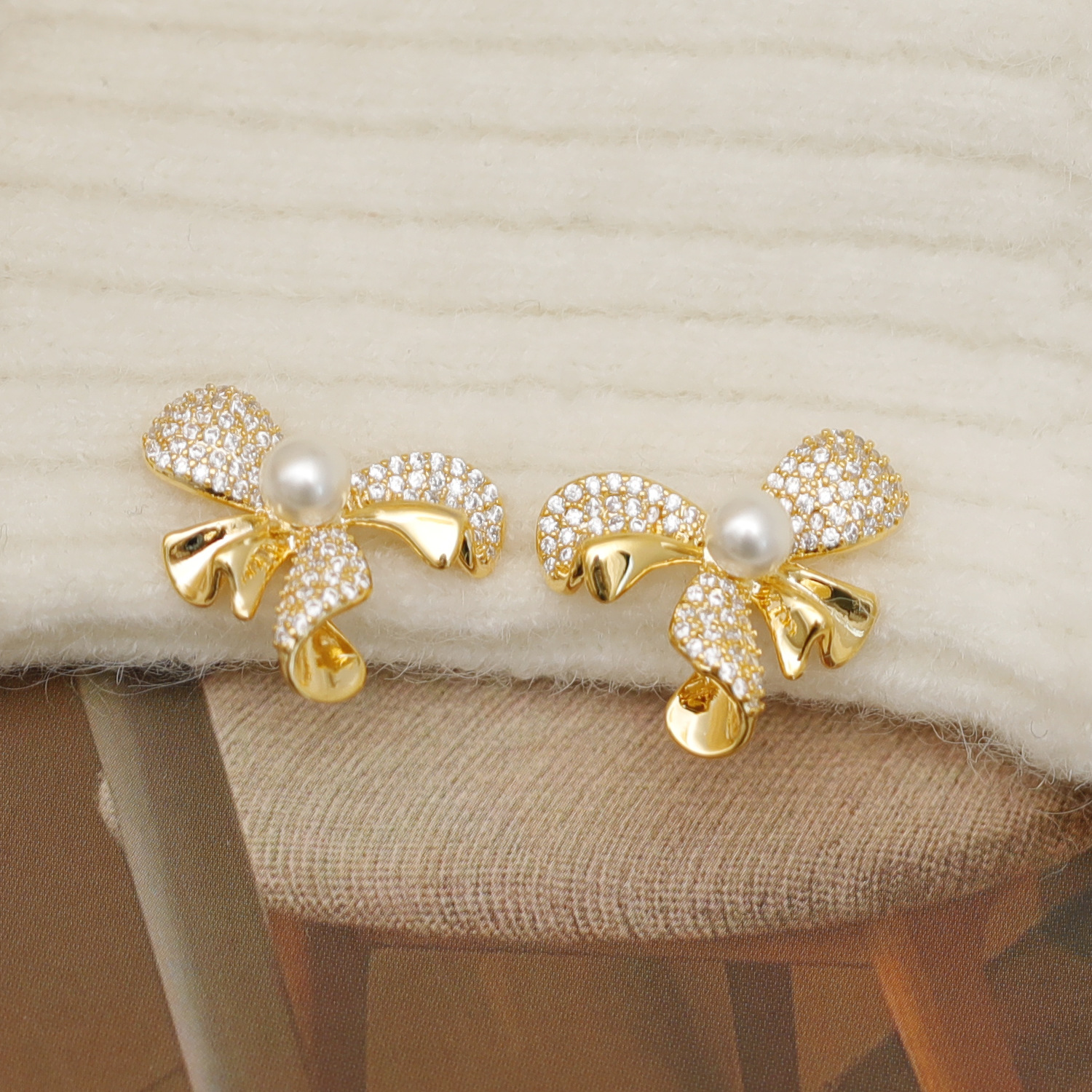 1 Pair Casual Business British Style Bow Knot Inlay Copper Pearl Zircon 18K Gold Plated Ear Cuffs display picture 9
