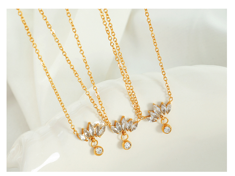 Acero Titanio Chapados en oro de 18k Elegante Brillante Corona Embutido Diamantes De Imitación Collar Colgante display picture 3
