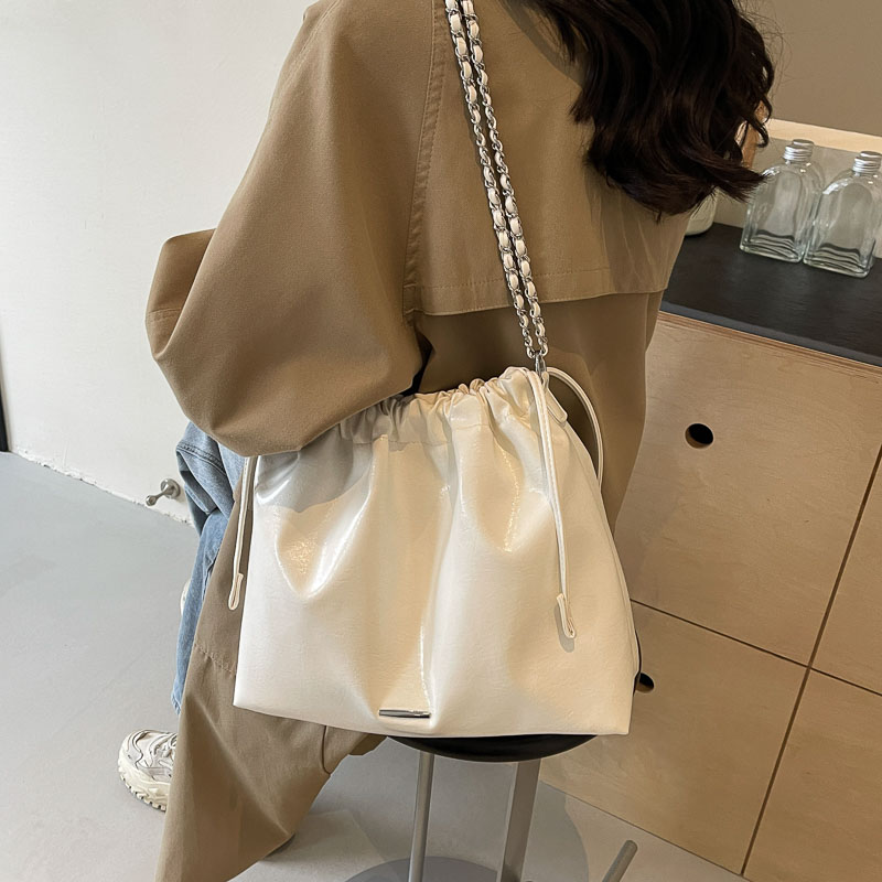 Women's Pu Lucky Bag Solid Color Classic Style Sewing Thread Chain Magnetic Buckle Shoulder Bag display picture 8