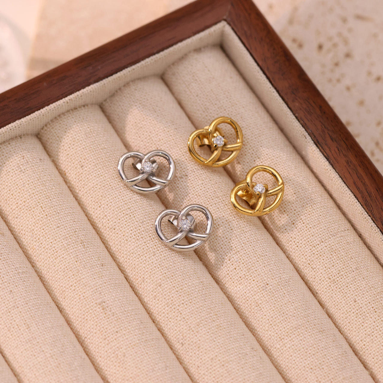1 Pair Simple Style Heart Shape Inlay Stainless Steel Zircon Gold Plated Ear Studs display picture 1