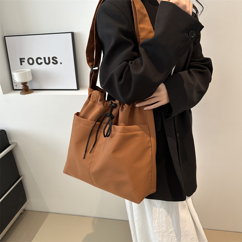 Femmes Nylon Couleur Unie Style Classique Fermeture Éclair Sac Sous Les Bras display picture 1