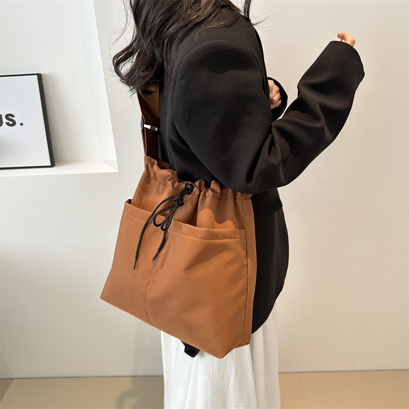 Femmes Nylon Couleur Unie Style Classique Fermeture Éclair Sac Sous Les Bras display picture 9