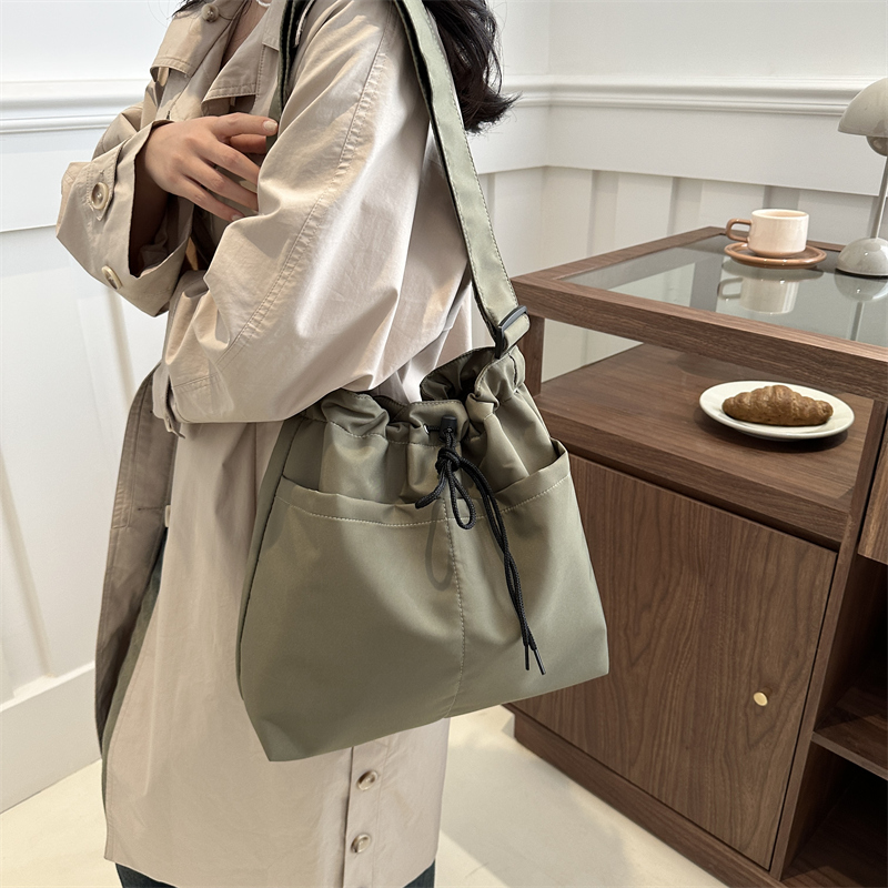 Femmes Nylon Couleur Unie Style Classique Fermeture Éclair Sac Sous Les Bras display picture 7